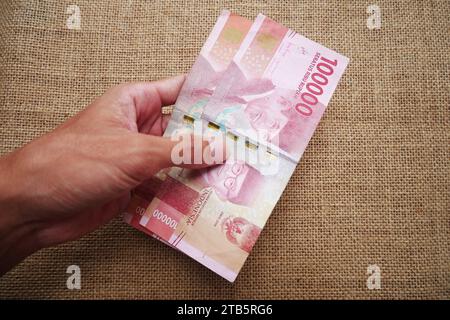 Indonesische Rupiah Währung (Rp. 100.000 Hunderttausend Rupiah). Der höchste nominale Geldbetrag in Indonesien. Barzahlungskonzept. Stockfoto