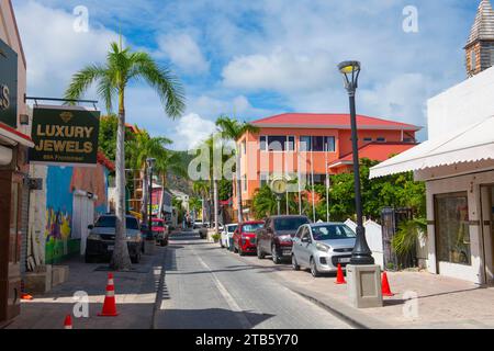 Historische Geschäftsgebäude an der Front Street im historischen Zentrum von Philipsburg in Sint Maarten, niederländische Karibik. Stockfoto