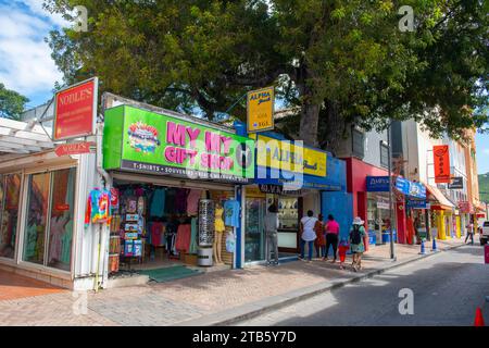 Historische Geschäftsgebäude an der Front Street im historischen Zentrum von Philipsburg in Sint Maarten, niederländische Karibik. Stockfoto