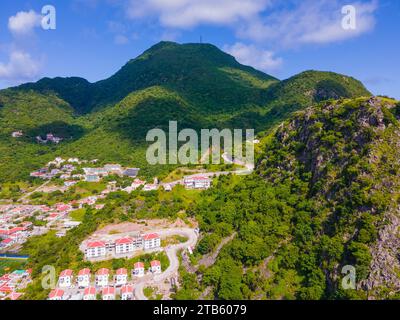 Bergkulisse aus der Vogelperspektive nahe der Spitze des Bodens in Saba, karibische Niederlande. Mount Scenic ist ein ruhender Vulkan, der noch heute aktiv ist. Stockfoto