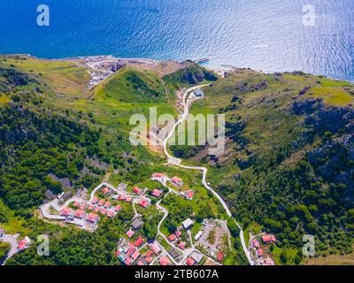 Straße zum Fort Bay Harbor vom unteren historischen Stadtzentrum aus der Vogelperspektive in Saba, Karibik Niederlande. Stockfoto