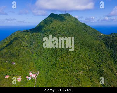 Bergkulisse aus der Vogelperspektive nahe der Spitze des Bodens in Saba, karibische Niederlande. Mount Scenic ist ein ruhender Vulkan, der noch heute aktiv ist. Stockfoto