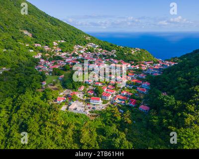 Windwardside historisches Stadtzentrum aus der Vogelperspektive in Saba, Karibik Niederlande. Stockfoto