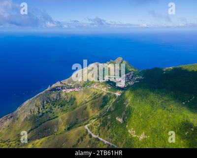 Die untere historische Innenstadt aus der Vogelperspektive von der Stadt Windwardside in Saba, Karibik Niederlande. Stockfoto