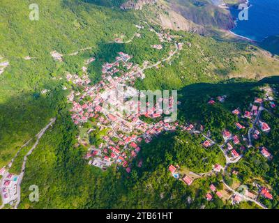 Windwardside historisches Stadtzentrum aus der Vogelperspektive in Saba, Karibik Niederlande. Stockfoto