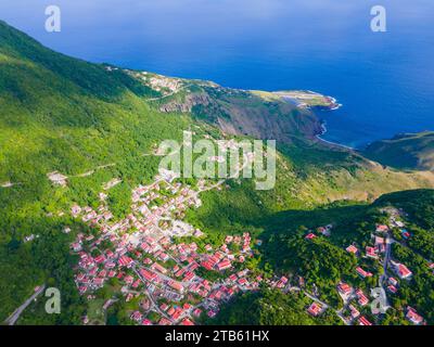 Windwardside historisches Stadtzentrum aus der Vogelperspektive mit Saba Juancho E. Yrausquin Airport SAB im Hintergrund in Saba, Karibik Niederlande. Stockfoto