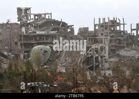 Am 27. November 2023 Operation Eiserne Schwerter israelische Militärkräfte rücken im Gazastreifen vor, um die 240 Entführten, die am 7. Oktober 2023 von der Hamas entführt und in Beton-Tunneln unter Moscheen und Krankenhäusern als Geiseln festgehalten wurden, zu retten oder zumindest die Freilassung zu erzwingen Stockfoto