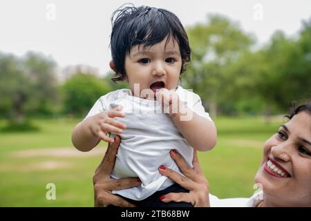 Porträt eines glücklichen, süßen indischen Kindes oder Jungen, der im Park im Freien spielt und Spaß hat. Stockfoto