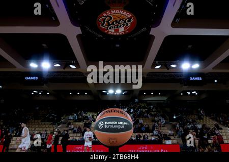 Monaco, Monaco. November 2023 30. Der offizielle Ball wird vor dem Spiel der Turkish Airlines in der 11. Runde zwischen AS Monaco und Olympiacos Piräus in der Gaston Medecin Halle in Monaco am 30. November 2023 gezeigt. Foto: Laurent Coust/ABACAPRESS.COM. Quelle: Abaca Press/Alamy Live News Stockfoto