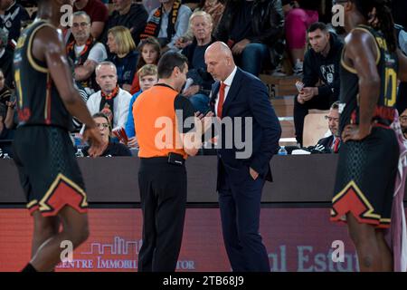 Monaco, Monaco. November 2023 30. ALS Monaco-Trainer Sasa Obradovic reagiert mit Schiedsrichter beim Spiel der Turkish Airlines in Runde 11 zwischen AS Monaco und Olympiacos Piräus in der Gaston-Medecin-Halle in Monaco am 30. November 2023. Foto: Laurent Coust/ABACAPRESS.COM. Quelle: Abaca Press/Alamy Live News Stockfoto