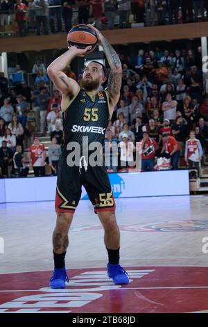 Monaco, Monaco. November 2023 30. ALS Monaco #55 wird Mike James beim Spiel der Turkish Airlines Euroleague Runde 11 zwischen AS Monaco und Olympiacos Piräus in der Gaston Medecin Halle in Monaco am 30. November 2023 gesehen. Foto: Laurent Coust/ABACAPRESS.COM. Quelle: Abaca Press/Alamy Live News Stockfoto