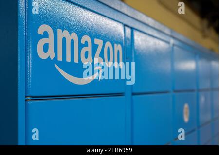 Barcelona, Spanien. November 2023. Self-Service-Schließfächer für die Lieferung und Abholung, auch als Amazon Hub Schließfächer bezeichnet, vom amerikanischen E-Commerce- und Cloud-Computing-Unternehmen Amazon, das in Spanien gesehen wird. Quelle: SOPA Images Limited/Alamy Live News Stockfoto