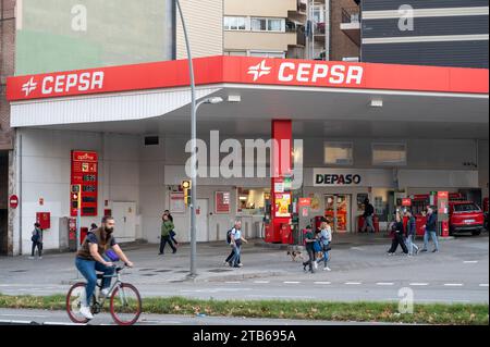 Barcelona, Spanien. November 2023. Fußgänger und Pendler laufen vorbei an der spanischen multinationalen Öl- und Gasgesellschaft Cepsa, Tankstelle in Spanien Credit: SOPA Images Limited/Alamy Live News Stockfoto