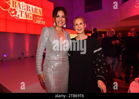 Kelly Rutherford und Karen Webb/Mon Cheri Barbara Tag/Isarpost/München/04. Dezember 2023 *** Kelly Rutherford und Karen Webb Mon Cheri Barbara Tag Isarpost München 04 Dezember 2023 Credit: Imago/Alamy Live News Stockfoto