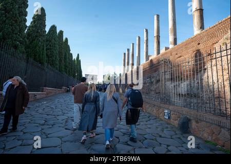 Rom, Italien : 13. November 2023 : Touristen an einem sonnigen Tag in Rom, Ital, 2023. Stockfoto