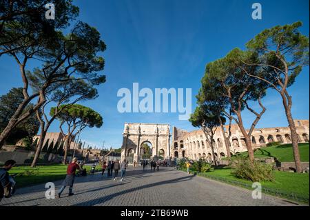 Rom, Italien : 13. November 2023 : Touristen an einem sonnigen Tag in Rom, Ital, 2023. Stockfoto