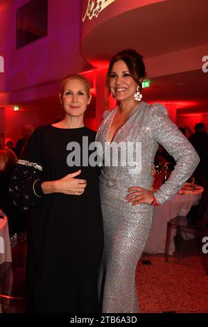 Kelly Rutherford und Karen Webb/Mon Cheri Barbara Tag/Isarpost/München/04. Dezember 2023 *** Kelly Rutherford und Karen Webb Mon Cheri Barbara Tag Isarpost München 04 Dezember 2023 Credit: Imago/Alamy Live News Stockfoto