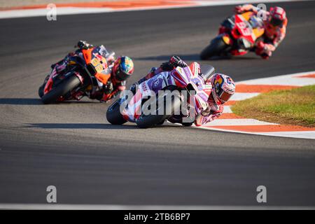 Jorge Martin aus Spanien und Prima Pramac Racing (vorne) und Brad Binder aus Südafrika und Red Bull KTM Factory Racing (hinten) fahren während der Qualifikationsrunde des MotoGP Gran Premio Motul de la Comunitat Valenciana auf dem Ricardo Tormo Circuit (Cheste, Übungssitzung der MotoGP Gran Premio Motul de la Comunitat Valenciana). Stockfoto