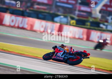 Cheste, Spanien. November 2023. Marc Marquez aus Spanien und das Repsol Honda Team fahren während der Trainingseinheit des MotoGP Gran Premio Motul de la Comunitat Valenciana auf dem Ricardo Tormo Circuit (Cheste, Trainingseinheit des MotoGP Gran Premio Motul de la Comunitat Valenciana). (Foto: Vicente Vidal Fernandez/SOPA Images/SIPA USA) Credit: SIPA USA/Alamy Live News Stockfoto