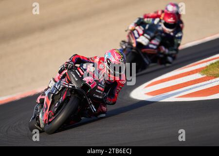Cheste, Spanien. November 2023. Aleix Espargaro aus Spanien und Aprilia Racing fahren während der Rennsitzung der MotoGP Gran Premio Motul de la Comunitat Valenciana auf dem Ricardo Tormo Circuit (Cheste, Übungssitzung der MotoGP Gran Premio Motul de la Comunitat Valenciana). (Foto: Vicente Vidal Fernandez/SOPA Images/SIPA USA) Credit: SIPA USA/Alamy Live News Stockfoto