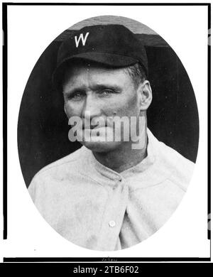 Walter Johnson, Kopf-und-Schultern-Porträt, nach links gerichtet, in Oval Stockfoto