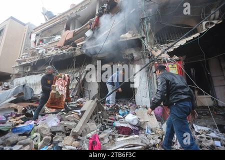 Gaza, Palästina. Dezember 2023. Palästinenser untersuchen die Zerstörung, die durch Luftangriffe auf ihre Häuser in Khan Yunis, Gaza, verursacht wurde. Israel verstärkt die militärischen Operationen in Gaza, nachdem ein anhaltender Waffenstillstand zwischen Hamas und Israel nicht länger als eine Woche andauerte, trotz diplomatischer Gespräche und Freilassung von Gefangenen. Quelle: SOPA Images Limited/Alamy Live News Stockfoto