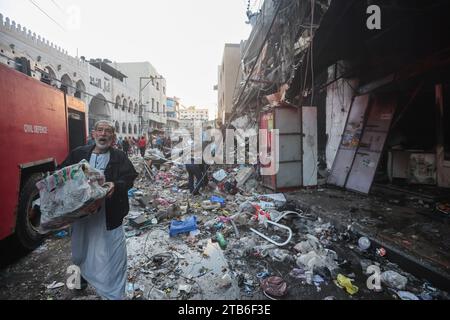 Gaza, Palästina. Dezember 2023. Ein Palästinenser inspiziert die Zerstörung, die durch Luftangriffe auf ihre Häuser in Khan Yunis, Gaza, verursacht wurde. Israel verstärkt die militärischen Operationen in Gaza, nachdem ein anhaltender Waffenstillstand zwischen Hamas und Israel nicht länger als eine Woche andauerte, trotz diplomatischer Gespräche und Freilassung von Gefangenen. Quelle: SOPA Images Limited/Alamy Live News Stockfoto