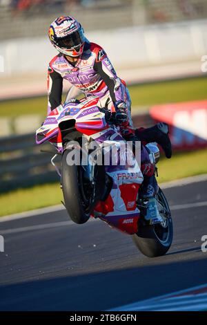 Cheste, Spanien. November 2023. Jorge Martin aus Spanien und Prima Pramac Racing fahren während der Trainingseinheit der MotoGP Gran Premio Motul de la Comunitat Valenciana auf dem Ricardo Tormo Circuit (Cheste, Trainingseinheit der MotoGP Gran Premio Motul de la Comunitat Valenciana). (Foto: Vicente Vidal Fernandez/SOPA Images/SIPA USA) Credit: SIPA USA/Alamy Live News Stockfoto