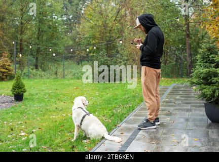 Junger Mann, der draußen mit Drohnen spielt Stockfoto