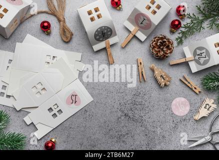 Vorbereitung des Adventskalenders. Adventskalender, Weihnachtsgeschenke und -Dekorationen auf einem konkreten Hintergrund. Stockfoto