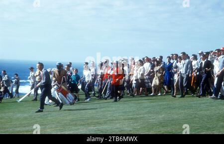 PEBBLE BEACH, KALIFORNIEN – 19. JANUAR: Arnold Palmer (1929–2016) aus den Vereinigten Staaten führt die Fans zum nächsten Loch während der 20. Jährlichen Bing Crosby National Pro-Amateur Golf Championship am 19. Januar 1961 in Pebble Beach, Kalifornien. (Foto von Hy Peskin) *** örtliche Unterschrift *** Arnold Palmer Stockfoto