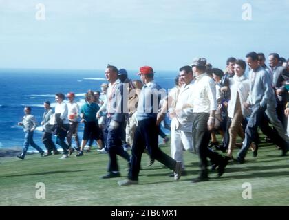 PEBBLE BEACH, KALIFORNIEN – 19. JANUAR: Arnold Palmer (1929–2016) aus den Vereinigten Staaten führt die Fans zum nächsten Loch während der 20. Jährlichen Bing Crosby National Pro-Amateur Golf Championship am 19. Januar 1961 in Pebble Beach, Kalifornien. (Foto von Hy Peskin) *** örtliche Unterschrift *** Arnold Palmer Stockfoto