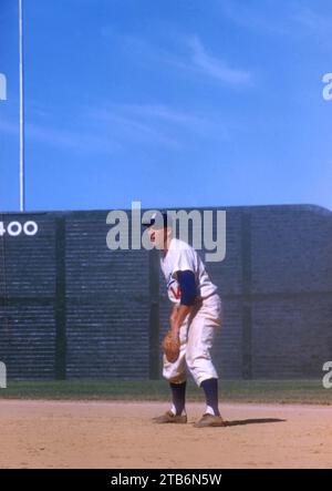 VERO BEACH, FL - MÄRZ 1956: Gil Hodges #14 der Brooklyn Dodgers verteidigt sich während eines MLB Spring Training Spiels gegen die Boston Red Sox um März 1956 in Vero Beach, Florida. (Foto von Hy Peskin) *** örtliche Unterschrift *** Gil Hodges Stockfoto