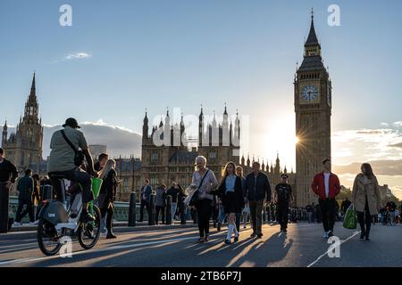 Elegante Reise - London bei Sonnenuntergang mit Touristen vor dem Elizabeth Tower, auch bekannt als Big Ben, zu Fuß auf der Westminster Bridge Stockfoto