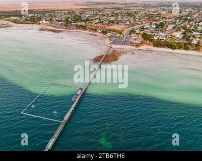 Aus der Vogelperspektive auf einen langen schmalen Steg, der über Felsen und Strand zum tieferen Wasser in der Moonta Bay auf der Yorke Peninsula in Südaustralien führt Stockfoto