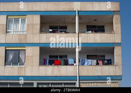 Außenbereich des Wohngebäudes mit trocknender Kleidung auf dem Balkon Stockfoto