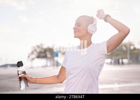 Frau tanzt fröhlich, hört Musik in Kopfhörern Stockfoto