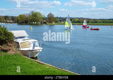 Schlauchsegeln auf der Themse in Bourne End, Buckinghamshire, Großbritannien Stockfoto