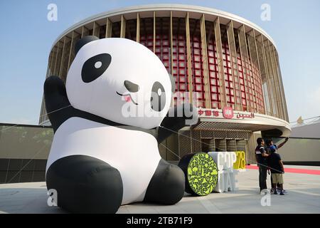 Dubai, Vereinigte Arabische Emirate. Dezember 2023. Besucher posieren für Fotos vor dem chinesischen Pavillon in der Grünen Zone der 28. Tagung der Konferenz der Vertragsparteien des Rahmenübereinkommens der Vereinten Nationen über Klimaänderungen (COP28) in Dubai, den Vereinigten Arabischen Emiraten, 3. Dezember 2023. Quelle: Wang Dongzhen/Xinhua/Alamy Live News Stockfoto