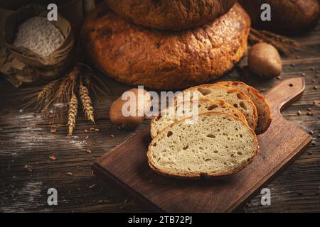 Nahaufnahme mit traditionellem geschnittenem Brot auf rustikalem hölzernem Hintergrund Stockfoto