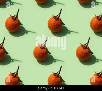 Muster mit Bio-mandarine mit Blättern auf grünem Hintergrund Stockfoto