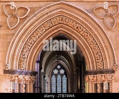 Aufwändiger Bogen am Nordschiff über den Übergang vom Kirchenschiff zum Chor in der christlichen mittelalterlichen Kathedrale in Lincoln, England. Stockfoto