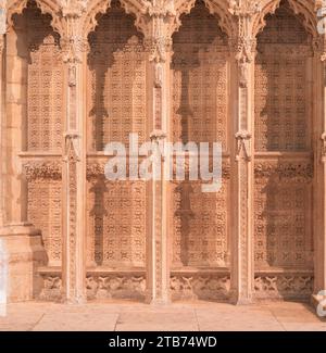 Detail der kunstvollen Kuchenwand in der mittelalterlichen Kathedrale in Lincoln, England. Stockfoto