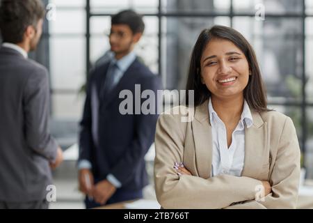 Verschiedene Unternehmensteams versammeln sich, um Informationen und Pläne auszutauschen Stockfoto