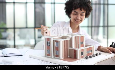 Die Architektin untersucht die Grundrisse des Hauses Stockfoto