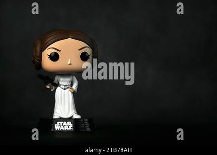 Funko POP Vinyl Figur von Prinzessin Leia Organa aus dem Film Star Wars auf grauem Hintergrund. Illustratives Editorial der Funko Pop Actionfigur Stockfoto