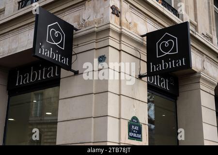 Paris, Frankreich. Dezember 2023. Abbildung des Fensters und des Logos des Möbelgeschäfts Habitat auf dem Platz der republik in Paris am 4. dezember 2023. Foto: Alexis Jumeau/ABACAPRESS.COM Credit: Abaca Press/Alamy Live News Stockfoto