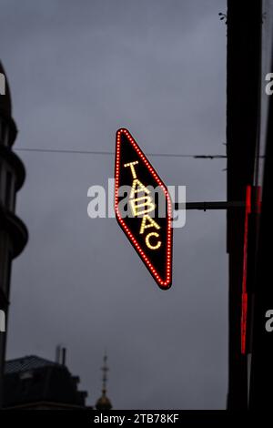 Paris, Frankreich. Dezember 2023. Illustration Tobacco Logo in Paris, am 4. dezember 2023. Foto: Alexis Jumeau/ABACAPRESS.COM Credit: Abaca Press/Alamy Live News Stockfoto