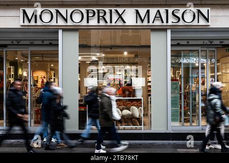 Paris, Frankreich. Dezember 2023. Illustration des Fensters und des Logos des Möbelgeschäfts Monoprix maison an der Chaussee d'antin Straße in Paris am 4. dezember 2023. Foto: Alexis Jumeau/ABACAPRESS.COM Credit: Abaca Press/Alamy Live News Stockfoto