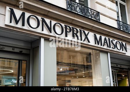Paris, Frankreich. Dezember 2023. Illustration des Fensters und des Logos des Möbelgeschäfts Monoprix maison an der Chaussee d'antin Straße in Paris am 4. dezember 2023. Foto: Alexis Jumeau/ABACAPRESS.COM Credit: Abaca Press/Alamy Live News Stockfoto